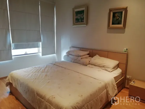 คอนโด ขายในKhlong Toei, Bangkok - ห้องนอนรองเตียงคู่ โต๊ะข้างเตียง และภาพติดผนัง