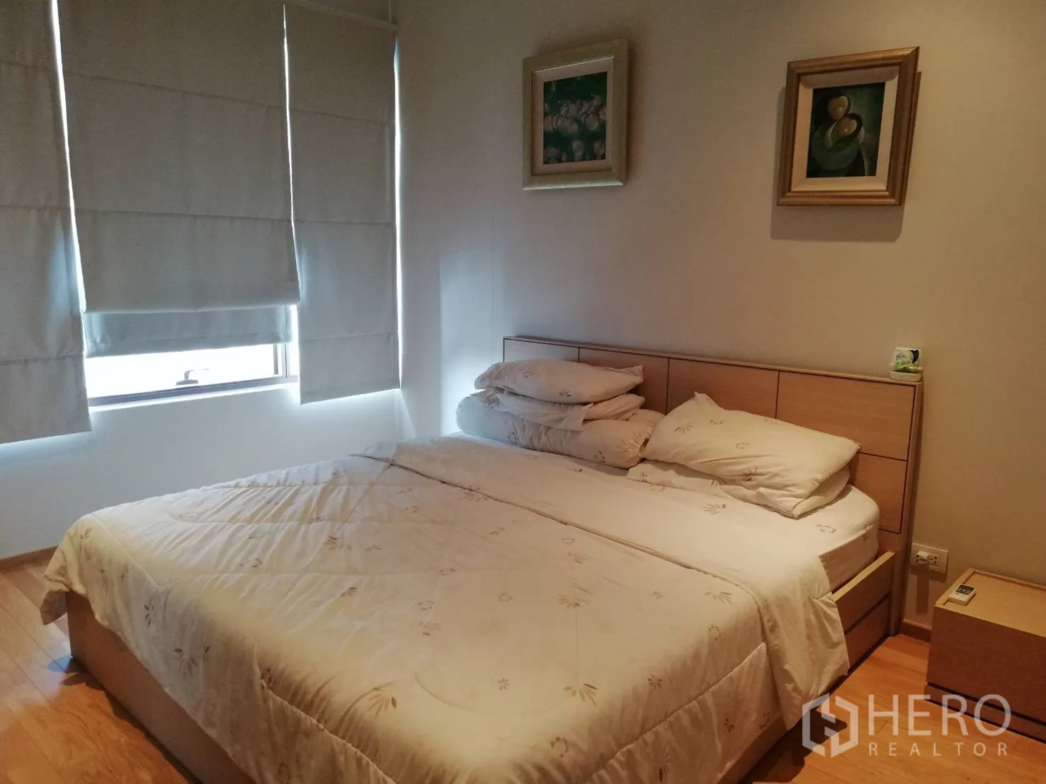 คอนโด ขายในKhlong Toei, Bangkok - ห้องนอนรองเตียงคู่ โต๊ะข้างเตียง และภาพติดผนัง