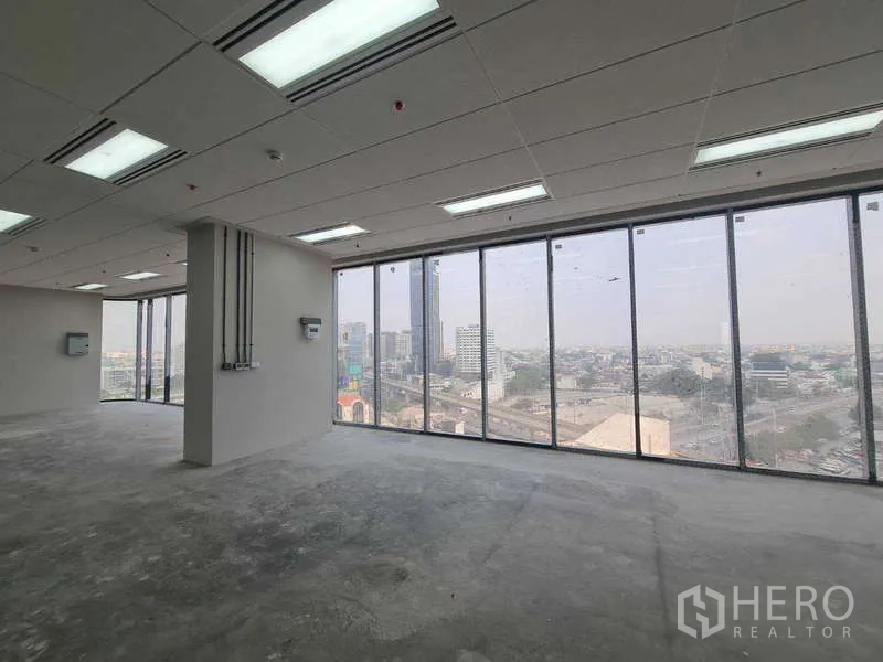 สำนักงาน ให้เช่าในChatuchak, Bangkok - มุมออฟฟิศกระจกเต็มบาน มองวิวสกายไลน์เมืองแบบพาโนรามา