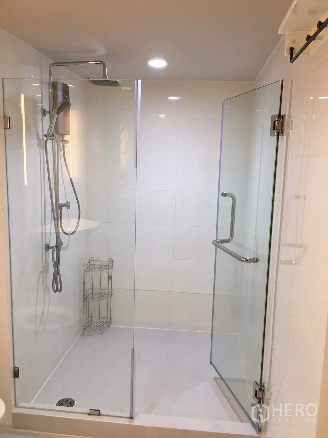 คอนโด ให้เช่าหรือขายในKhlong Toei, Bangkok - ห้องอาบน้ำกระจกใส พร้อมฝักบัวเรนชาวเวอร์
