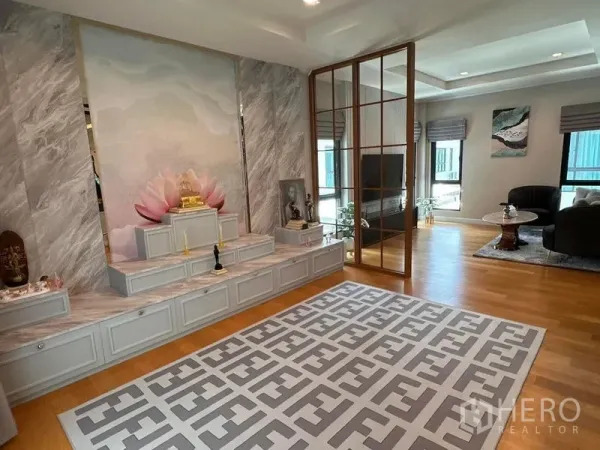 独立式住宅 出租在Prawet, Bangkok - 宽敞的佛堂，大理石供台，玻璃隔断连接起居区。