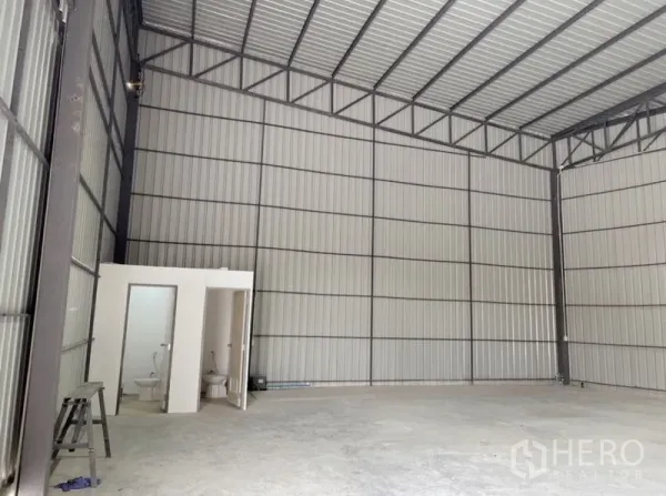 คลังสินค้า ให้เช่าในBang Na, Bangkok - มุมภายในโกดังมีห้องน้ำในตัว ใต้ผนังและหลังคาเมทัลชีทสูง