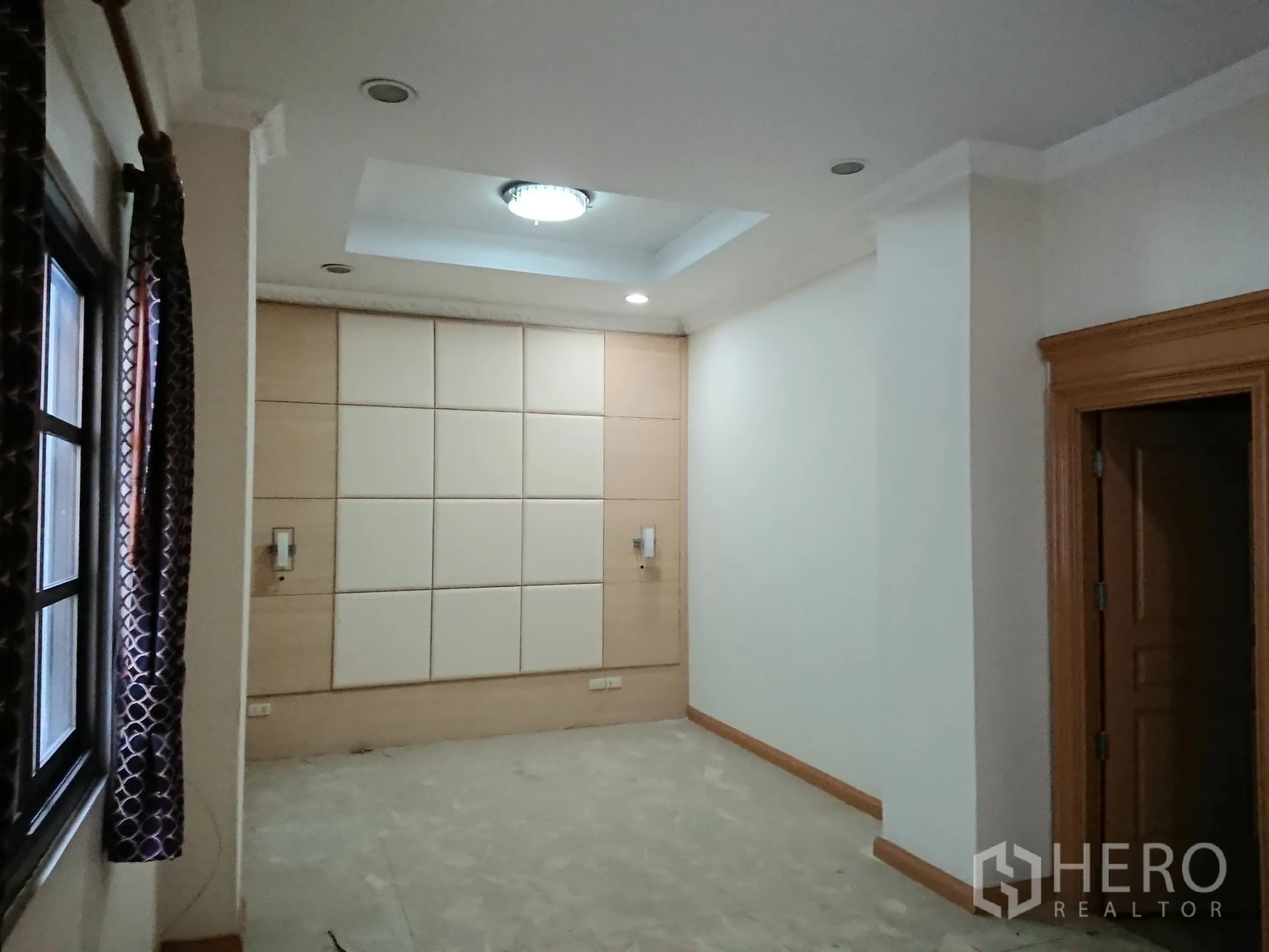 บ้าน ขายในChatuchak, Bangkok - ห้องขนาดกะทัดรัด ผนังตกแต่งแบบแผ่นบุ และไฟดาวน์ไลท์