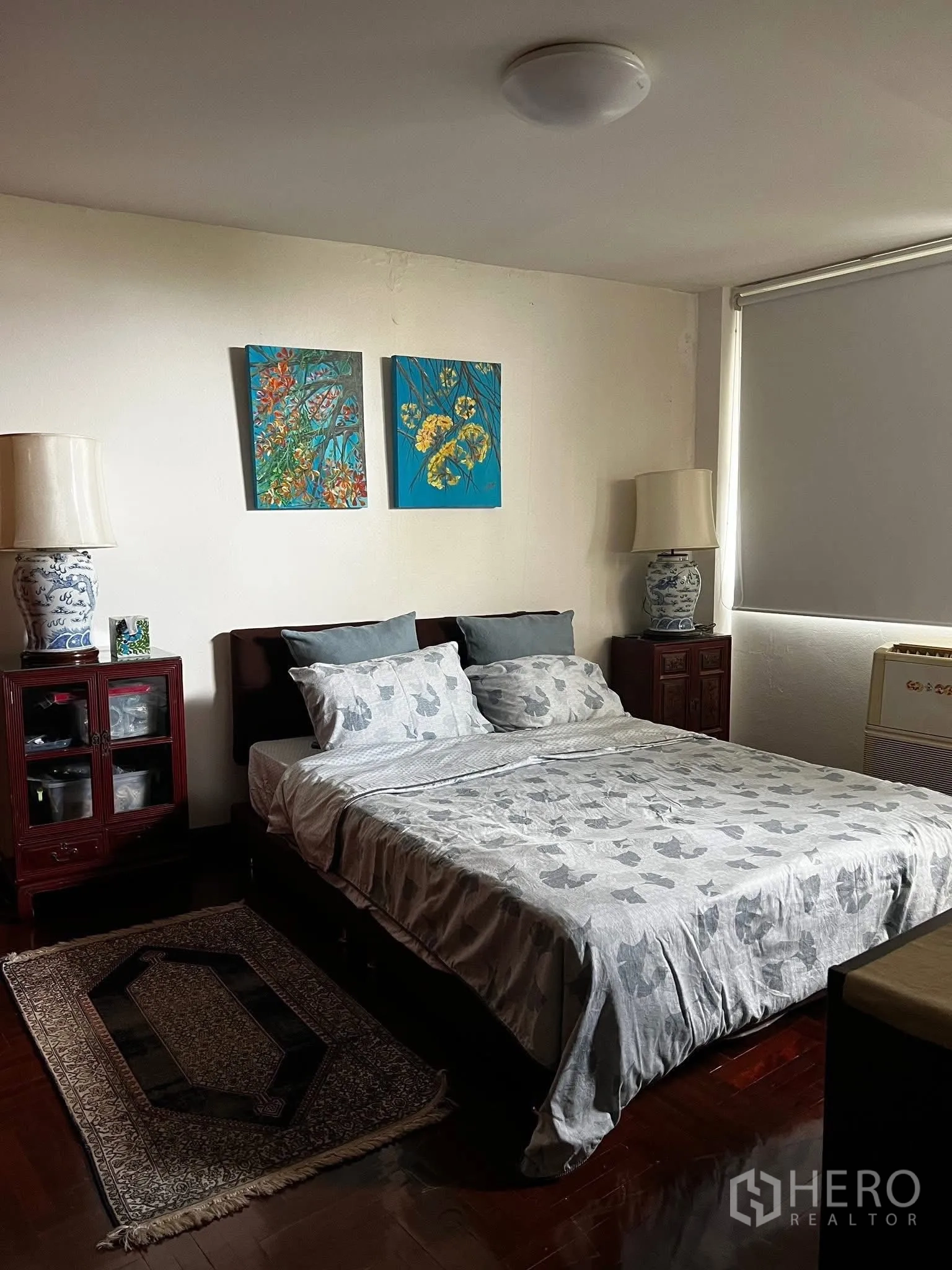 ทาวน์เฮาส์ for rent or sale in Watthana, Bangkok - ห้องนอนอีกห้องพร้อมเตียงคู่ โต๊ะหัวเตียง และภาพแขวนผนัง