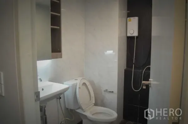 อาคารพาณิชย์ ให้เช่าหรือขายในKhlong Toei, Bangkok - ห้องน้ำปูกระเบื้องสะอาด พร้อมโถสุขภัณฑ์ อ่างล้างหน้า และเครื่องทำน้ำอุ่น