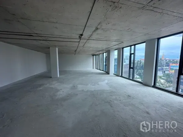 สำนักงาน ให้เช่าในBang Phli, Samut Prakan - พื้นที่ออฟฟิศโล่ง 130 ตร.ม. เพดานคอนกรีตเปลือย กระจกสูงจรดพื้น มองเห็นวิวบางพลี