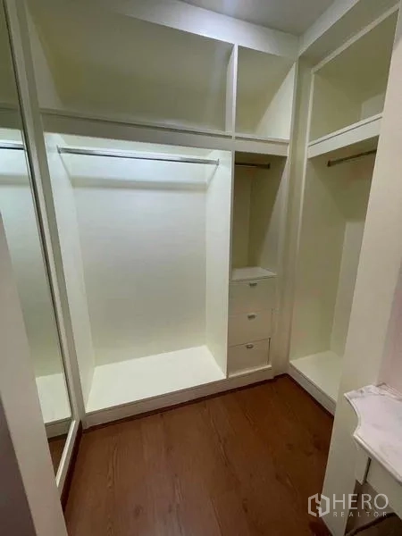 คอนโด ให้เช่า - ตู้เสื้อผ้าบิวท์อินขนาดใหญ่ พร้อมราวแขวนและลิ้นชัก