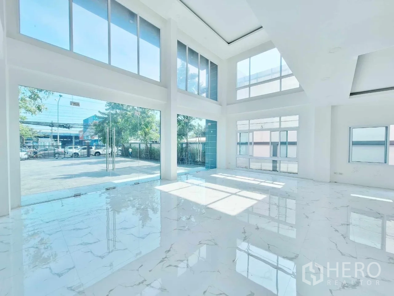 Office Space for sale in Bueng Kum, Bangkok - Ground floor glass frontage facing main road, ideal for showroom or reception.