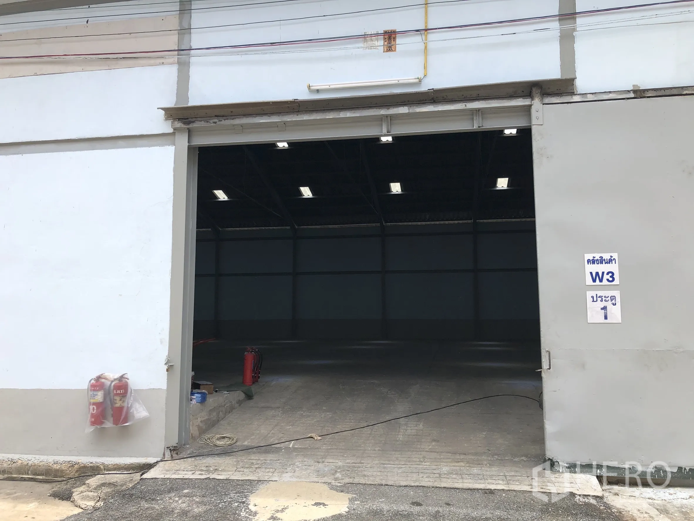 โรงงาน for rent in Mueang Samut Prakan, Samut Prakan - ประตูบานม้วนด้านหน้าโรงงานพร้อมทางลาดเข้าสู่พื้นที่