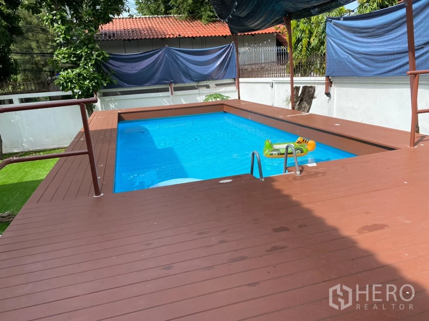 零售空间 出租在Khlong Toei, Bangkok - 私密抬高式游泳池，木质平台与围墙庭院