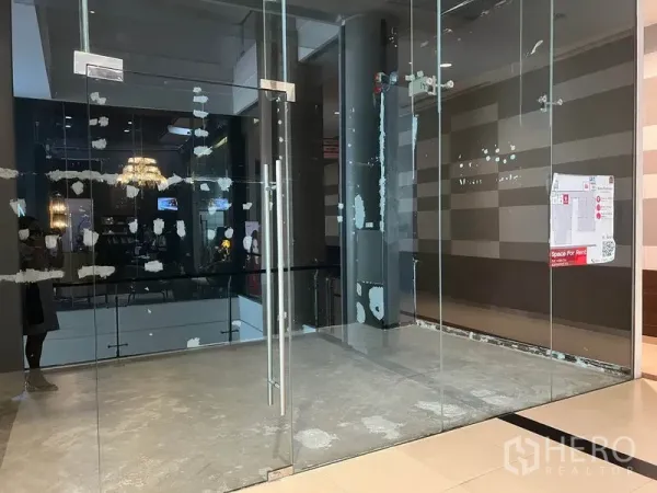 零售空间 出租在Watthana, Bangkok - 双扇玻璃门直通20㎡空铺，正对商场中庭，临近BTS Ekkamai站。
