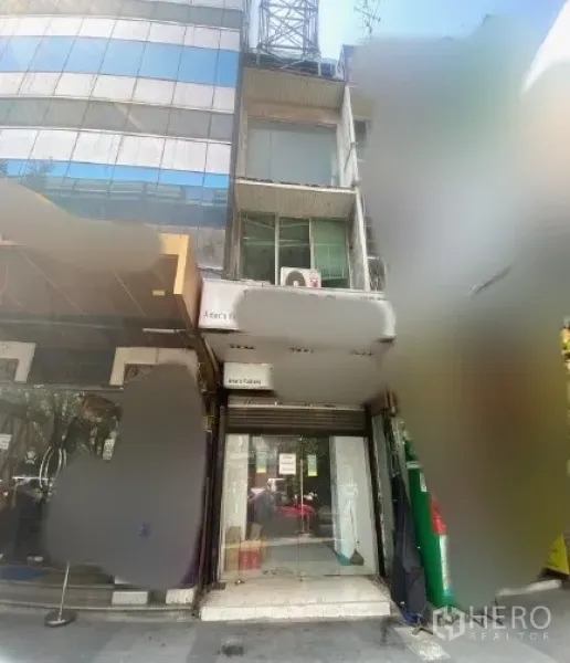 店屋 出租在Watthana, Bangkok - 位于素坤逸区域的多层商铺外观，临街玻璃门面与招牌位，靠近BTS娜娜站。