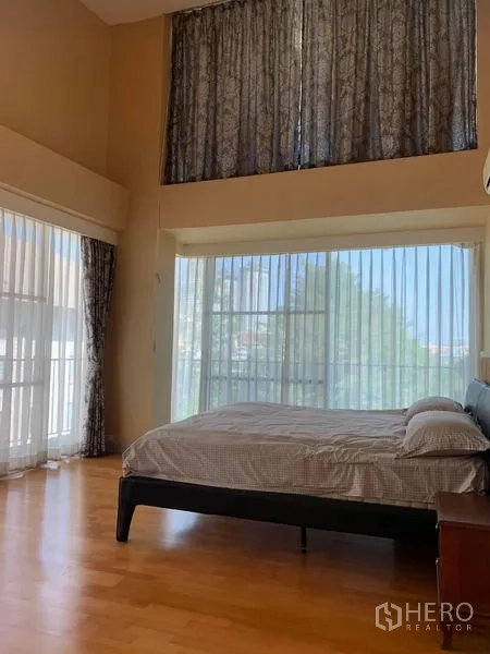 คอนโด ขายในKhlong San, Bangkok - ห้องนอนมาสเตอร์สว่าง โปร่ง หน้าต่างสูง ผ้าม่านโปร่ง และพื้นไม้โทนอุ่น