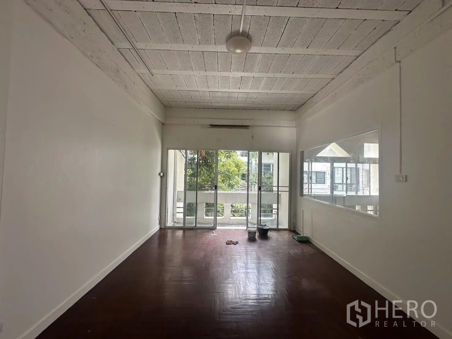 Home Office for rent in Watthana, Bangkok - Large room with balcony access and an internal windowed partition.