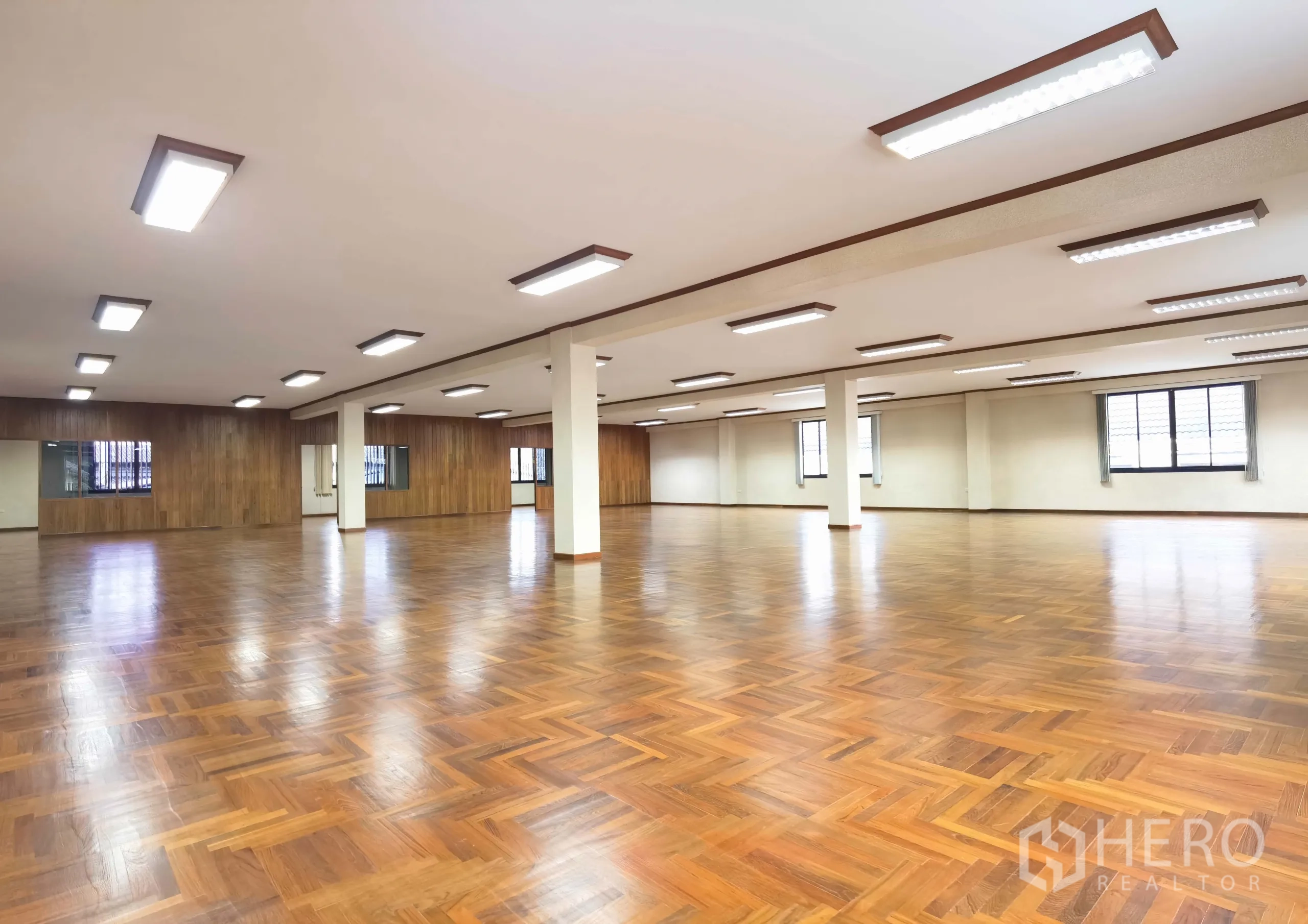 คลังสินค้า ให้เช่าในSamut Prakan - ห้องเอนกประสงค์โล่ง พื้นไม้และเสากลาง เหมาะทำออฟฟิศหรือจัดกิจกรรม