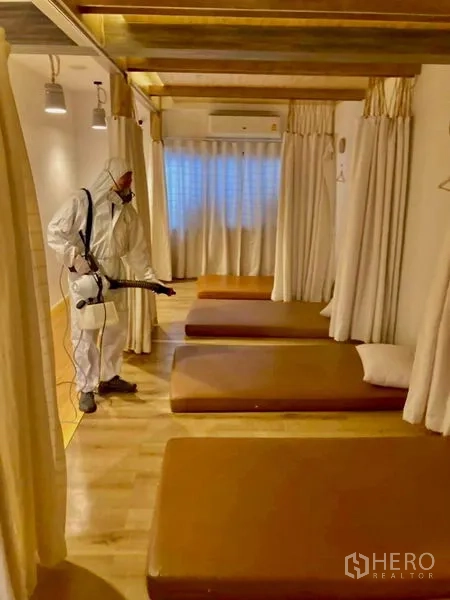 อาคารพาณิชย์ ให้เช่าในKhlong Toei, Bangkok - ห้องนวดไทยปูที่นอนกับม่านกั้นและแสงไฟอบอุ่น