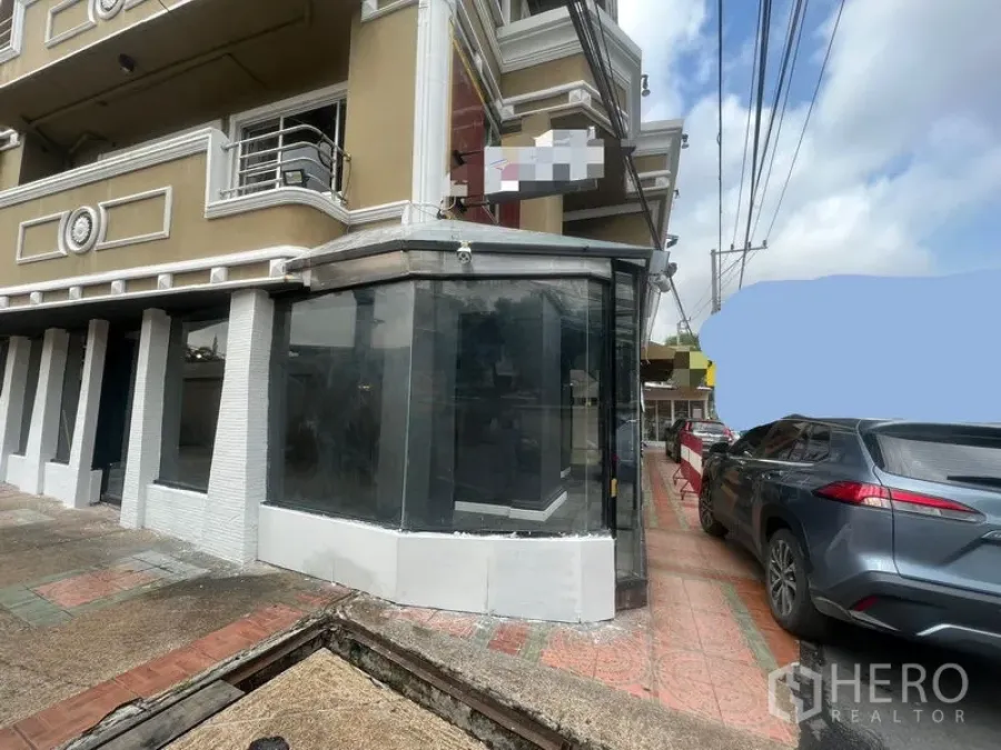 พื้นที่ขายปลีก ให้เช่าในWatthana, Bangkok - ยูนิตหัวมุมภายนอกพร้อมกระจกโชว์รอบด้าน ติดที่จอดรถ