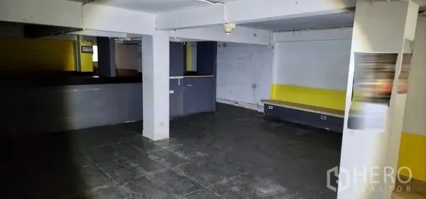 สำนักงานที่บ้าน ให้เช่าในSathon, Bangkok - ภายในโปร่งโล่ง เพดานเตี้ย เสารับน้ำหนัก และปลั๊กตามผนัง เหมาะสำหรับจัดเลย์เอาต์ออฟฟิศ