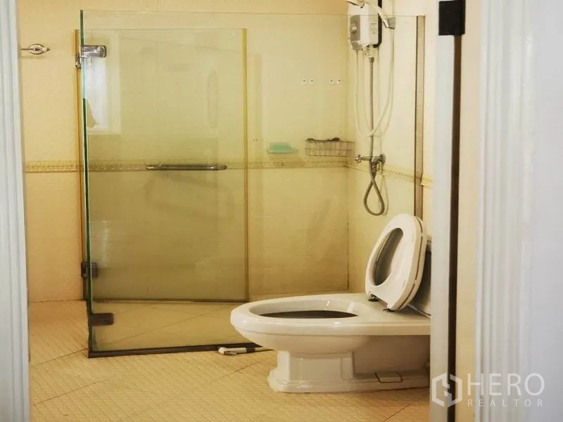 独立式住宅 出租在Mueang Samut Prakan, Samut Prakan - 卫生间配玻璃淋浴房、手持花洒与马桶