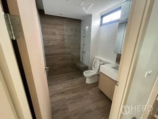 ทาวน์เฮาส์ ให้เช่าในKhlong Toei, Bangkok - ห้องน้ำสไตล์โมเดิร์น ฝักบัวกระจก พื้นลายไม้ และเคาน์เตอร์ลอยตัว