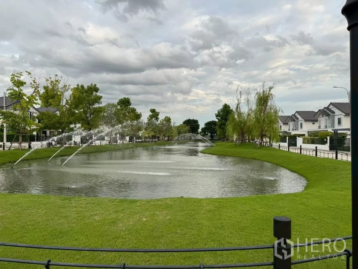 Detached House for rent in Bang Phli, Samut Prakan - Community lake with fountains, green lawn and walking path.