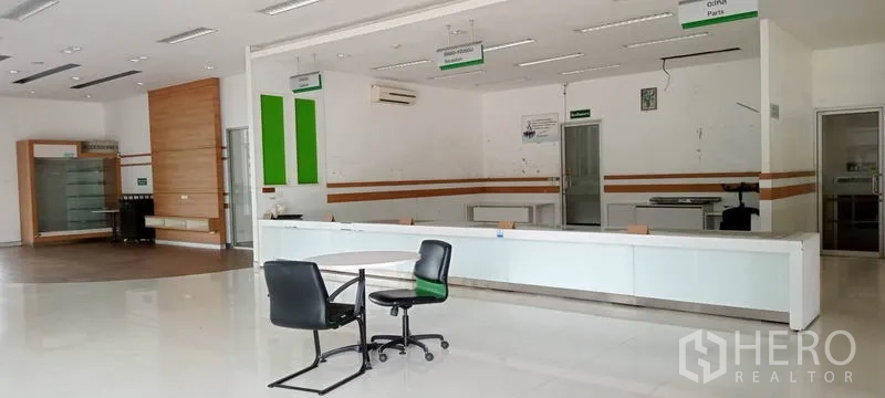 คลังสินค้า ให้เช่าหรือขายในLam Luk Ka, Pathum Thani - โถงต้อนรับและเคาน์เตอร์บริการสว่างโล่ง พร้อมเฟอร์นิเจอร์บิวท์อิน