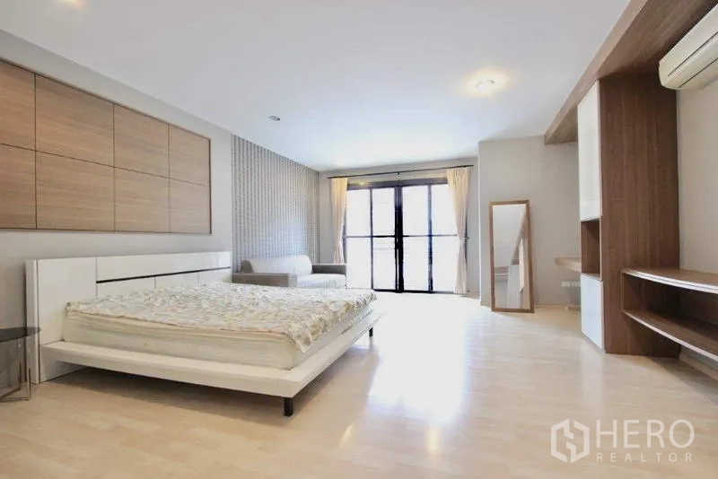 ทาวน์เฮาส์ ขายในSuan Luang, Bangkok - ห้องนอนใหญ่ กว้าง พร้อมตู้บิลท์อิน มุมนั่งเล่น และประตูกระจกเปิดสู่ระเบียง