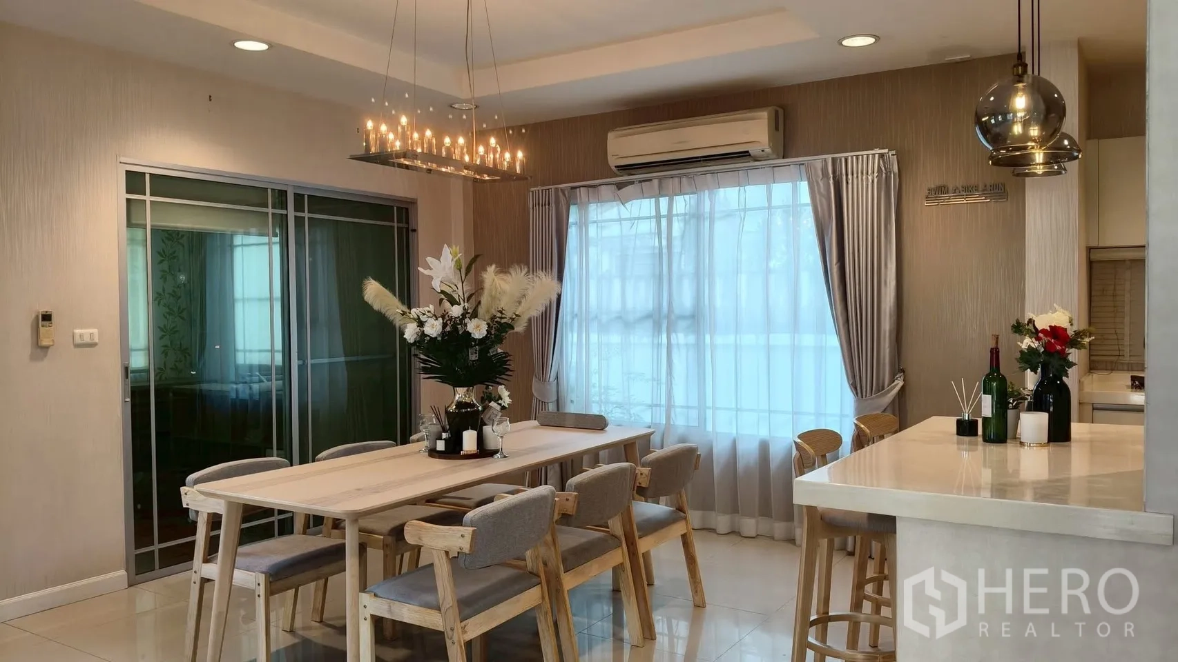 บ้าน ให้เช่าหรือขายในMueang Samut Prakan, Samut Prakan - มุมรับประทานอาหารโต๊ะไม้ยาว 6 ที่นั่ง โคมแชนเดอเลียร์ ข้างเคาน์เตอร์ครัว