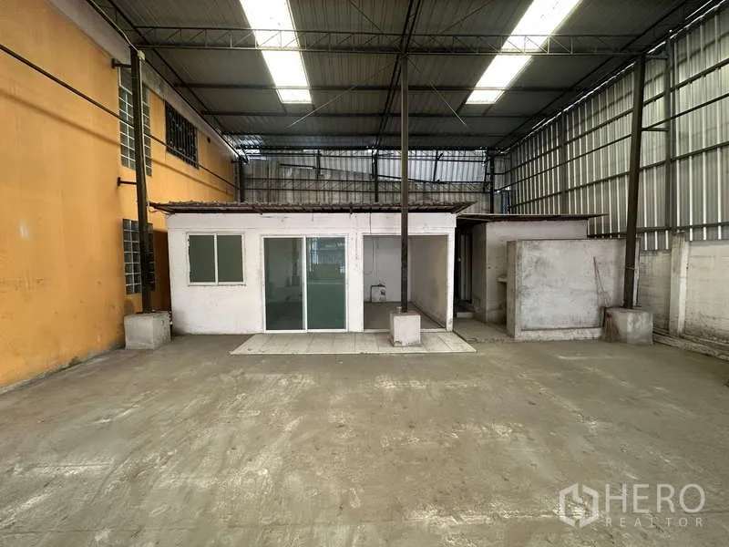 Warehouse for rent in Pak Kret, Nonthaburi - Internal office cabin with sliding glass door built inside the warehouse.