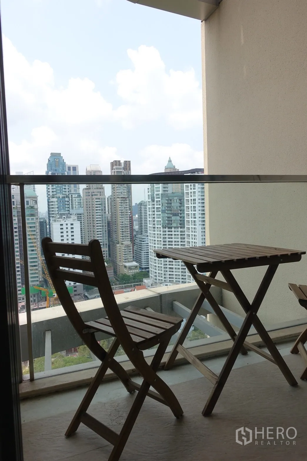 คอนโด ขายในPathum Wan, Bangkok - ระเบียงส่วนตัวพร้อมชุดโต๊ะเก้าอี้ มองเห็นวิวสกายไลน์กรุงเทพฯ