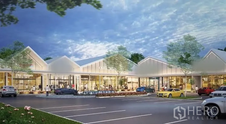 พื้นที่ขายปลีก ให้เช่าในKhlong Toei, Bangkok - ศูนย์การค้าชั้นต่ำสไตล์โมเดิร์น ร้านค้าหน้ากระจก มีต้นไม้และที่จอดรถ ช่วงพลบค่ำ ย่านคลองเตย กรุงเทพฯ