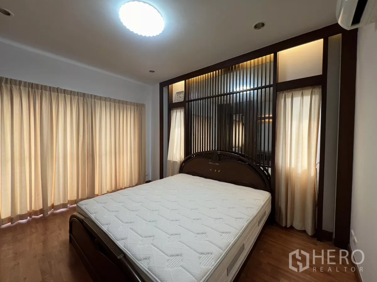 Detached House for rent in Bang Kapi, Bangkok - Master suite with slatted feature wall and ambient lighting.