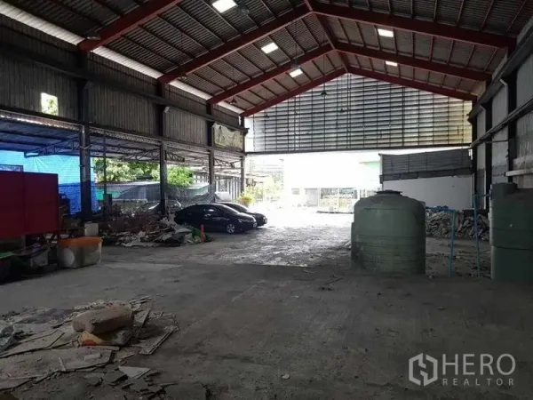 คลังสินค้า ให้เช่าในThung Khru, Bangkok - พื้นที่โกดังลึก หลังคาสูงมีช่องแสง ถังเก็บน้ำ และทางลาดสำหรับขนถ่าย