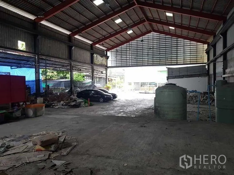 คลังสินค้า ให้เช่าในThung Khru, Bangkok - พื้นที่โกดังลึก หลังคาสูงมีช่องแสง ถังเก็บน้ำ และทางลาดสำหรับขนถ่าย