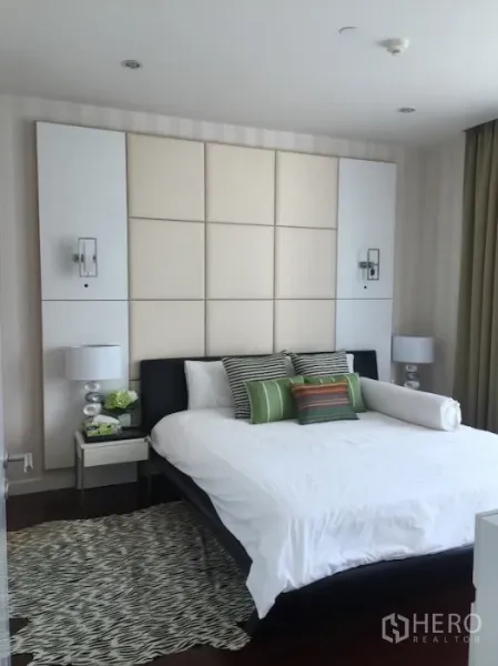 公寓 出租或出售在Ratchathewi, Bangkok - 现代卧室，软包背景墙、白色床品与双床头灯。