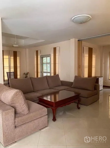 บ้าน ให้เช่าหรือขายในMin Buri, Bangkok - ห้องนั่งเล่นสว่างเฟอร์นิเจอร์โซฟาตัวแอล โต๊ะกลาง และพื้นกระเบื้อง