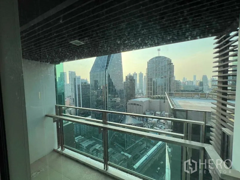 คอนโด ให้เช่าในWatthana, Bangkok - ระเบียงส่วนตัวมองเห็นตึกสมัยใหม่และวิวเมือง ใกล้บีทีเอสพร้อมพงษ์