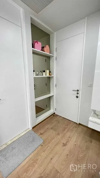 คอนโด ให้เช่าในWatthana, Bangkok - ช่องวางของบิวท์อินใกล้ประตู โทนพื้นไม้อบอุ่น