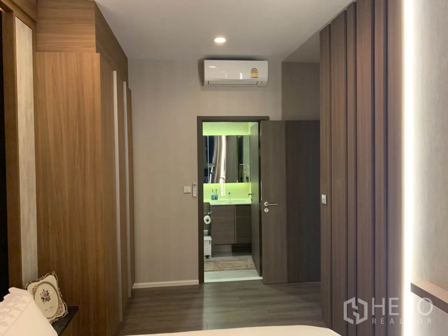 คอนโด ขายในPhra Khanong, Bangkok - มองจากห้องนอนไปยังห้องน้ำในตัว มีตู้เสื้อผ้าไม้และแอร์