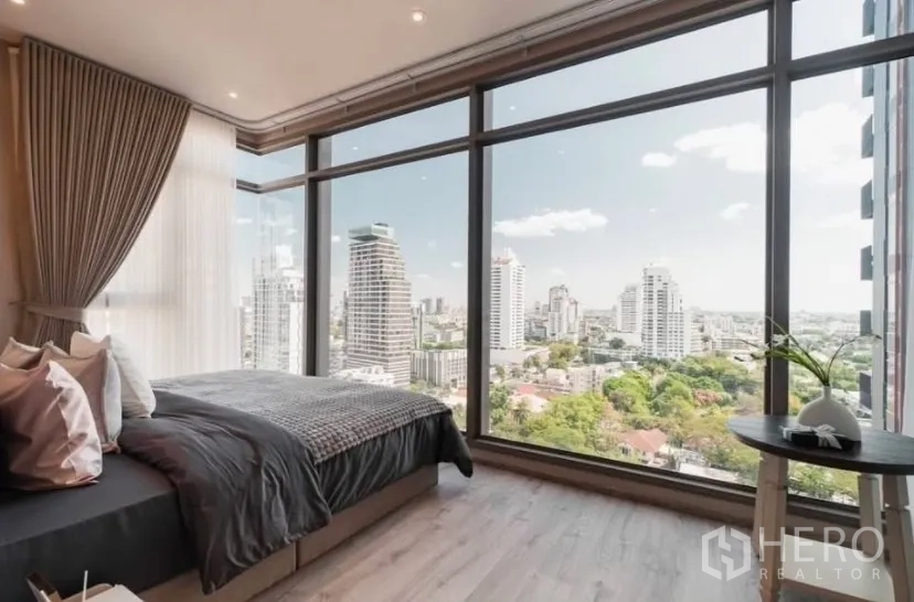 คอนโด for rent in Watthana, Bangkok - ห้องนอนมุมกระจกเต็มผนังมองเห็นวิวสกายไลน์กรุงเทพฯ แบบพาโนรามา