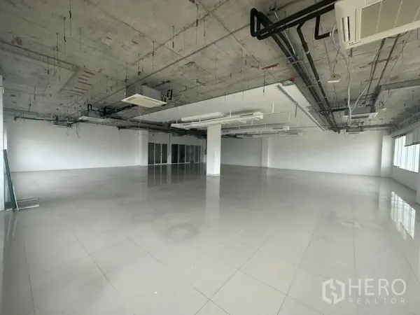 สำนักงาน ให้เช่าในPrawet, Bangkok - พื้นที่สำนักงานแบบเปิดกว้าง พื้นกระเบื้อง เพดานเปลือย ระบบงานวิศวกรรม และหน้าต่างยาว