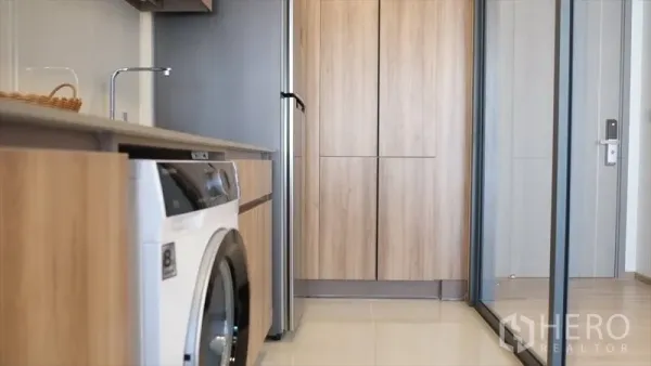 คอนโด ให้เช่าหรือขายในWatthana, Bangkok - ครัวทันสมัย ตู้ไม้ เครื่องซักผ้า ตู้เย็น และประตูกระจกบานเลื่อน