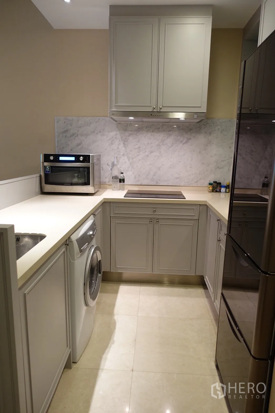 คอนโด ขายในPathum Wan, Bangkok - ครัวบิวท์อิน แผงหลังหินอ่อน เตาอินดักชัน เตาอบ ตู้เย็น และเครื่องซักผ้า
