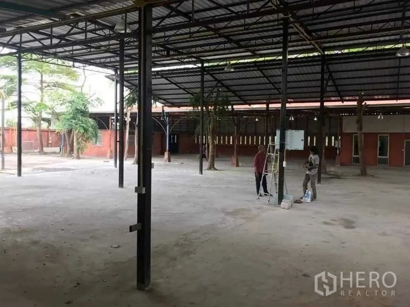 คลังสินค้า ให้เช่าหรือขายในKhlong Sam Wa, Bangkok - โรงเรือนเปิดโล่งพื้นคอนกรีต พร้อมตู้ไฟฟ้าใต้หลังคาเหล็ก