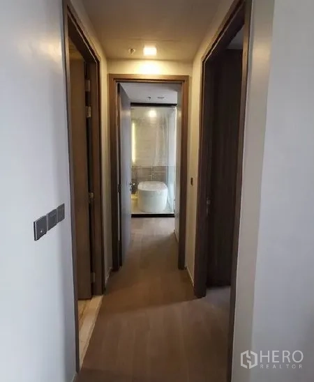 คอนโด ให้เช่าในWatthana, Bangkok - โถงทางเดินพื้นไม้ ไฟดาวน์ไลต์ เชื่อมห้องนอนกับห้องน้ำ