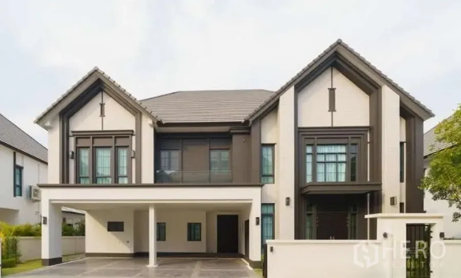 Detached House for rent or sale in Bang Phli, Samut Prakan - Symmetrical front elevation of the luxury detached house with gated driveway.