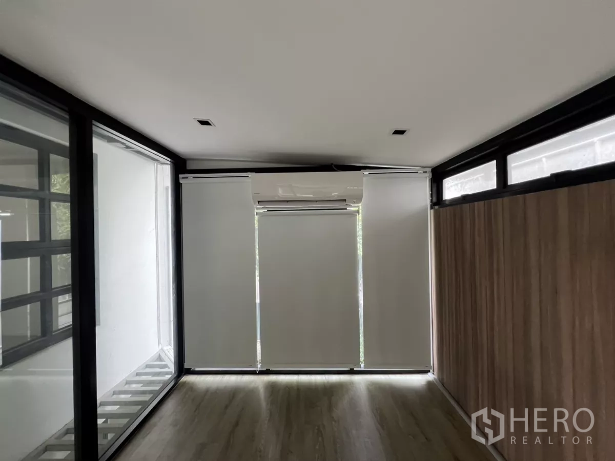 สำนักงานที่บ้าน ให้เช่าหรือขายในPhra Khanong, Bangkok - ห้องทำงานทรงยาว ม่านม้วน และแอร์แบบแขวนผนัง