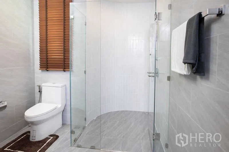 บ้าน ให้เช่าหรือขายในLat Krabang, Bangkok - ห้องน้ำสมัยใหม่ ตู้อาบน้ำกระจก โถสุขภัณฑ์ และหน้าต่างบานไม้