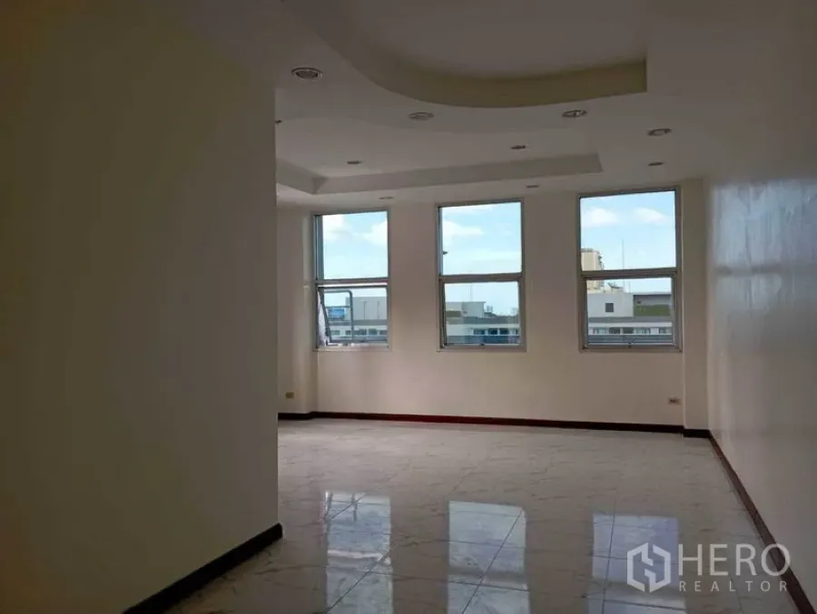 Office Space for rent in Khlong Toei, Bangkok - Open workspace with cove ceiling, recessed lights and three large windows.