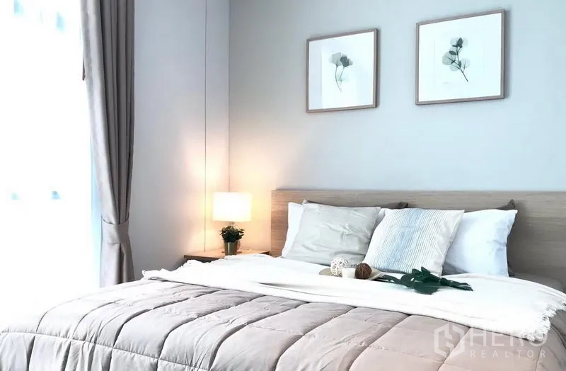 คอนโด ให้เช่าในWatthana, Bangkok - ห้องนอนที่สอง แสงนุ่ม เฟรมภาพตกแต่ง และผ้าม่านสูงจรดพื้น